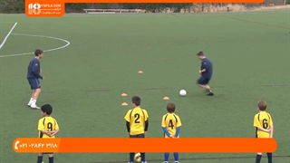 حرکت نمایشی با توپ و پاسکاری به کودکان