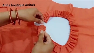 شومیز با چینهای باریک دور یقه