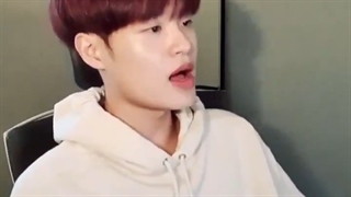 لی دهوی عضو AB6IX در طول لایو اخیرش ترک On The Ground رزی رو خوند