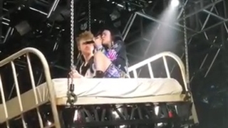 گریه بیلی آیلیش در کنسرت آهنگ i love you