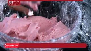 طرز پخت کیک تولد آلاسکا با توت فرنگی و شکلات رنده شده