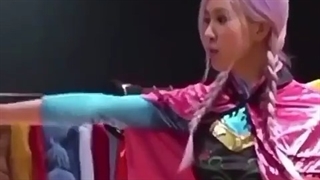 آماده شدن اجرای بلک پینک فروزنی با اهنگ How you like That