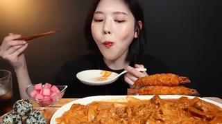 اسمرفود/خوردن میگو سوخاری