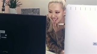 هیتر: اعضای بلک پینک از هم حمایت نمیکنن.. و ما اینجا جنی رو داریم که ساعت ها منتظر مونده تا تو فن ساین رزی شرکت کنه