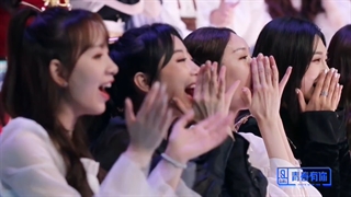 اجرای لیسا جلوی کاراموزان جدید!!!همشون از هیجان مردن(هیجان دیدن لالیسا مانوبان جلوی چشمشون):)