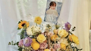 فن بیس های لیسا بخاطر تمام شدن کار 12 دسته گل و یک دفترچه با نامه هاشون برا لیسا فرستادن