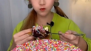 اسمرفور کیوت/خوردن دسر ژله‌ای