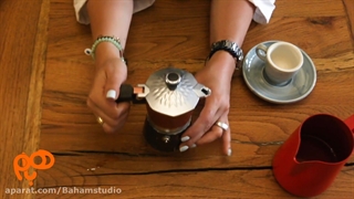 نمونه کار استودیو باهم: عصاره‌گیری اسپرسو با موکاپات (کافه کتاب ققنوس)