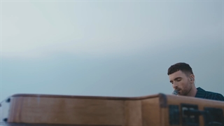 اجرای آهنگ Arcade از Duncan Laurence feat. FLETCHER در برنامه Ellen Show