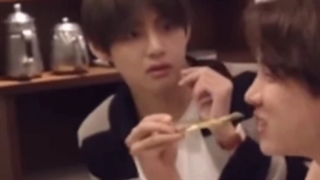 تهیونگ با نگاه کردن به جیهوپ گریش گرفت ⁦ಠ︵ಠ⁩