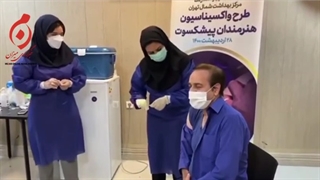 آوازخوانی محمد گلریز هنگام تزریق واکسن