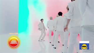 اجرای آهنگ Butter توسط بی تی اس در برنامه GMA 2021-720p