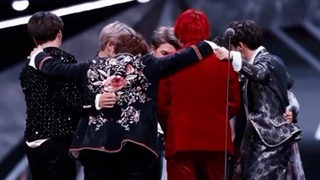 اون کسی که میگه بی تی اس فقد به فکر پوله الان بیاد ببینم چی میخاد بگه