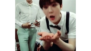 وقتی توی لایو میخوان واسه آروها بوس بفرستن... :)