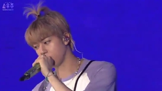 کیوووت _ چقد مهربونی توو _ موهاشو به خاطر اینکه یه ارمی گفته بود اینجوری بسته♡_♡