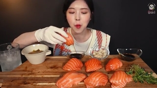 اسمر: Giant Salmon Sushi
