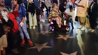 لایو انجمن در هالیوود از مردم و ستاره مایکل جکسون (۱) طی سالی نزدیک منم میام...(کپشن)