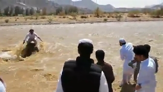نجات راننده گرفتار در سیل