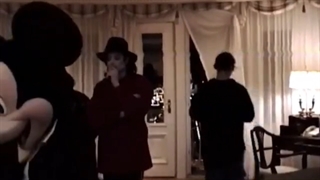 ویدیو دیده نشده از مایکل جکسون در دیزنی ورلد پاریس در سال 1996 ( کپشن )