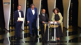 لحظه اهدای جایزه بزرگ هیات داوران و صحبت‌های اصغر فرهادی در اختتامیه جشنواره کن 2021+عکس‌هایی از مراسم