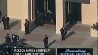 خانواده جکسون بعد از مراسم بزرگداشت مایکل جکسون به آرامگاه او آمدند برای یک مراسم خصوصی ..(کپشن)
