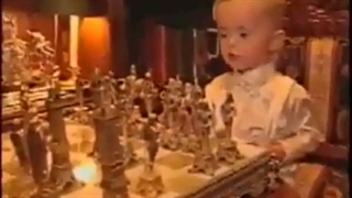 شطرنج بازی کردن مایکل جکسون با فرزندش....(کپشن)