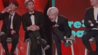 وقتی جیمین با صندلی مشکل داره