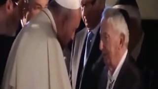 در  این ویدیو پاپ دست روچیلد و راکفلر را می بوسد !  تئوری های توطئه هم در این ویدیو رنگ می بازد بدون شرح !
