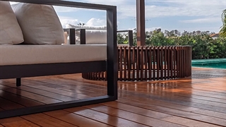 چه ویلای خوشگلی برای خودش ساخته ، توام ببین یاد بگیر بعدا بدردت میخوره