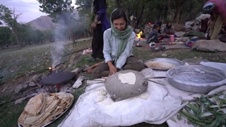 یک هفته همراهی گردشگر خارجی با کوچ نشینان بختیاری در پیمودن کوهستان