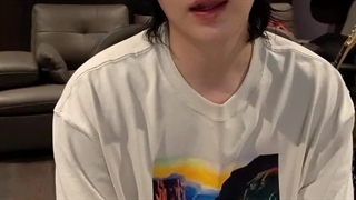 بخشی از لایو جدید شوگا بعد از کنسرت جدیدش. در لایو از شوگا درمورد تتو ازش می پرسن و شوگا هم جایی که تتو زده رو به آرمی ها میگه