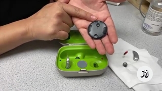 نحوه تمیز کردن سمعک‌های Phonak Marvel