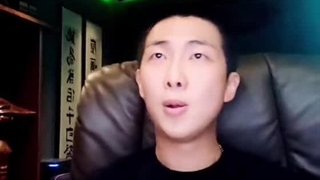 (لایو امروز نامجون)  ریکشن نامجون به گوش دادن آهنگ Love Letter آرمیا