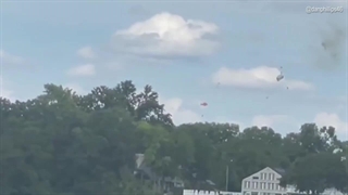 لحظه بیرون پریدن خلبانان یک هواپیمای جنگنده چند ثانیه قبل از سقوط