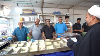 به رسمِ برادری، به وقتِ تکریم خدّامِ اربعین/ سوغاتیِ تبرّک حرم امام رضا علیه‌السلام برای موکب‌دارانِ عراقی