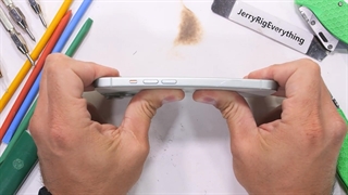 تست دوام، خراش، آتش و خمیدگی آیفون ۱۵ و آیفون ۱۵ پلاس