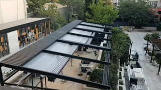 سقف متحرک رستوران برگر نصرت رامسر - شرکت سازه چادری کاوشکام