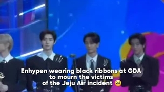 .پسرا برای احترام به خانواده های عزادار سقوط هواپیما همه ربان مشکی و لباس های مشکی پوشیدن..