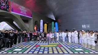 بتل دنس کاراموز ها.  کپشن..