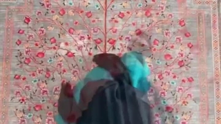 فرش ماشینی ابریشمی طرح درخت شکوفه طوسی در چیدمان داخلی با مبلمان طوسی