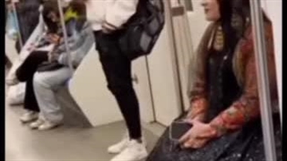 دختر بختیاری در مترو با لباس محلی