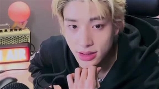 هنوز دارم بهش میخندم... آخه جیک مرد مومن تو دیگه چراا