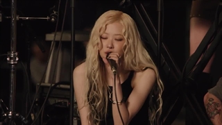 اجرای اهنگ 3AM از رزی