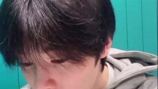 جونگین:”چی.. میخوای گرد و غبار تو اتاقم باشی؟ خب من هی تمیزکاری میکنم.. از جمع شدن گرد غبار خوشم نمیاد…”