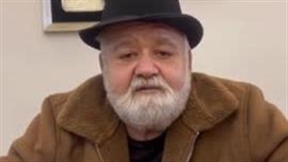 انتقاد اکبر عبدی هنرمند دوست داشتنی خوب سینما تلویزیون به نبودن بازیگر سینما درمراسم تشییع منوچهر والی زاده دوبلورمعروف