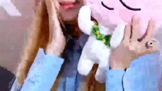 Rose☆●☆ میتونی یه پروفی که رزی اونجا موهاش فره رو بزاری رو پروفایلت؟بیا کپ رزی