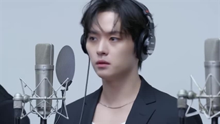 اجرای زنده آهنگ hollow از استری کیدز ( کپشن رو ببینید )